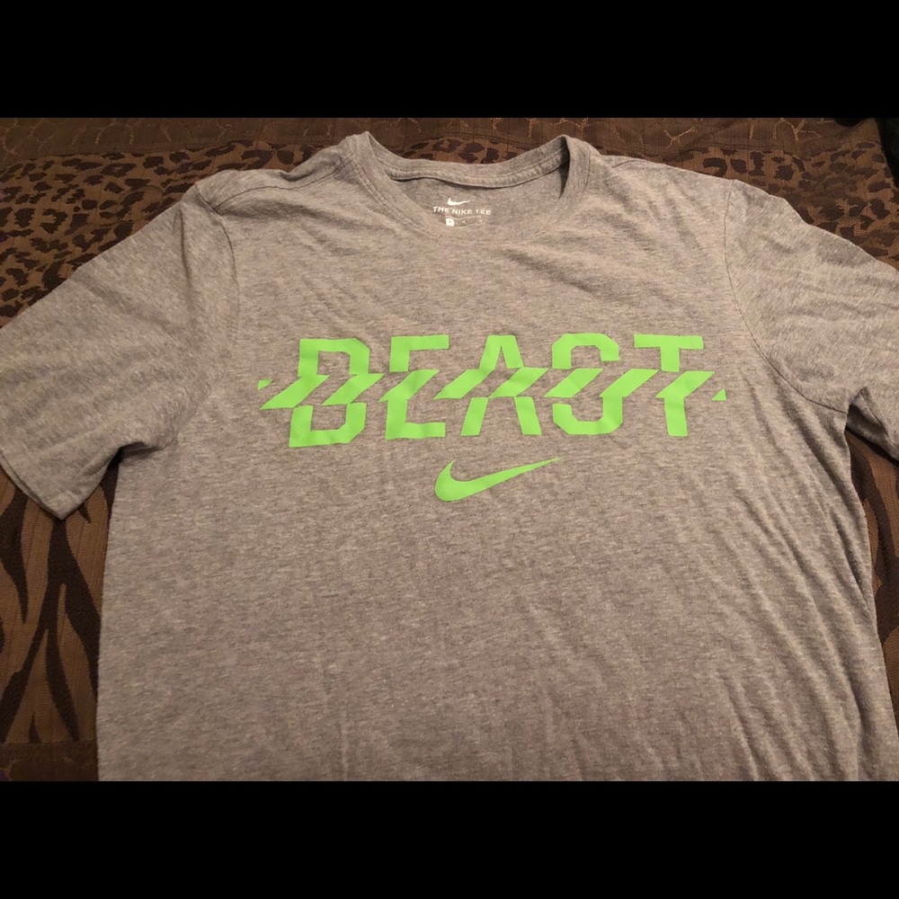 Men’s Nike Shirt-Medium